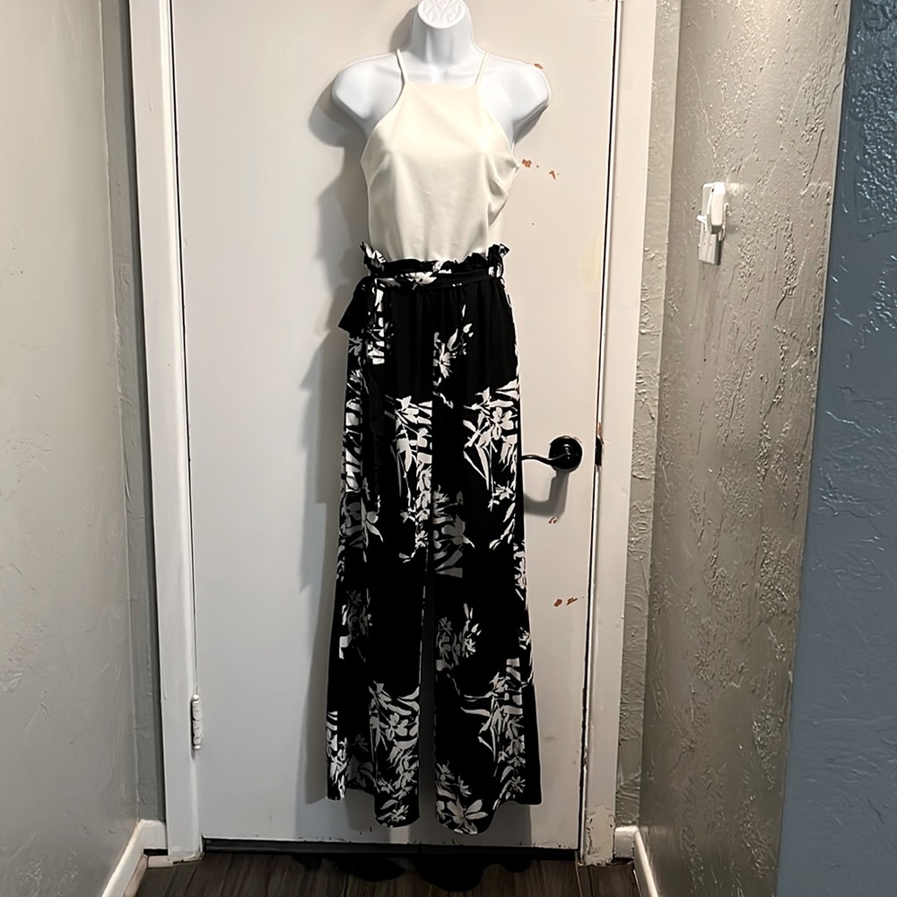 Beautiful black and white one piece pant suit by Shop 17. Size small.